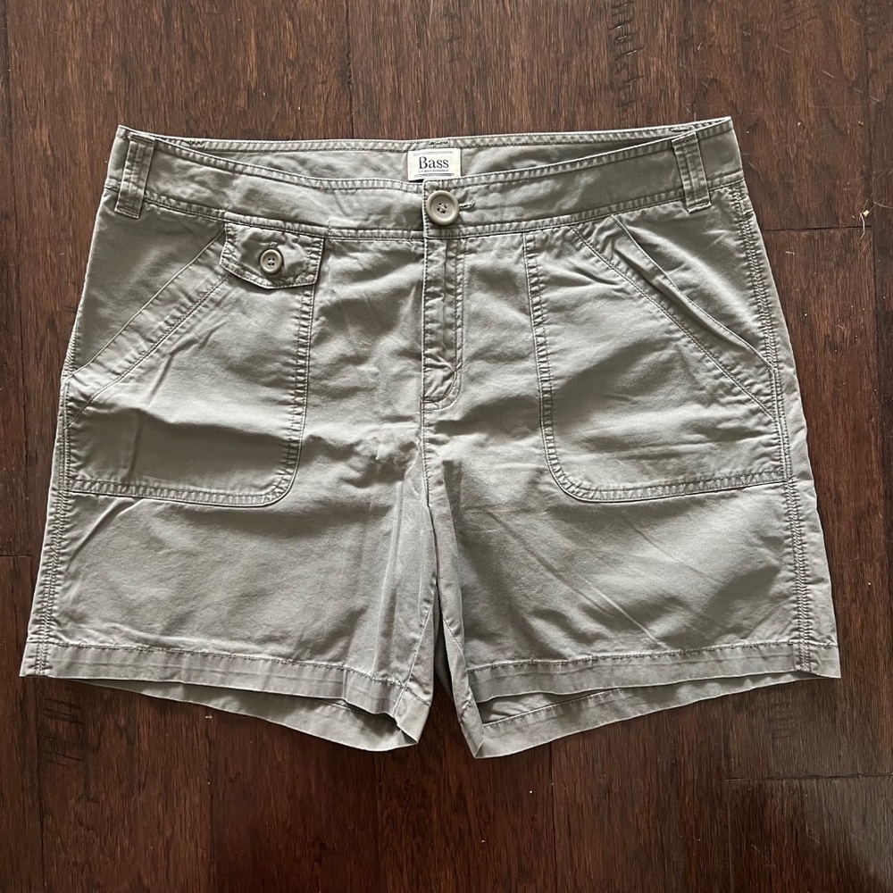 G.H. Bass & Co. Women's Cargo Shorts. Army Green Size 12